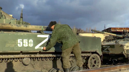 Месец след началото на войната в Украйна руските сили продължават