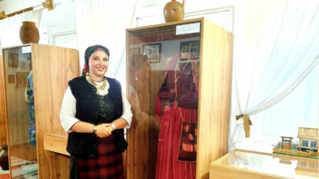 Tatyana Nekit, müzede teşhir edilen halk kıyafetlerinden biriyle.
