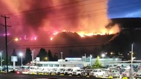 Огнени пламъци се виждат от пожара на хълм в Камлупс, Британска Колумбия.