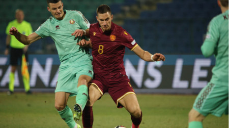 Адриан Краев (№8) напусна Португалия.