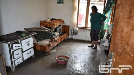 Близо 60 домакинства в община Котел чиито домове пострадаха при
