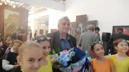 Георги Константинов сред деца, участвали в юбилейния концерт.