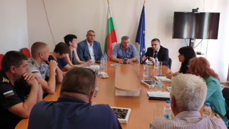 Срещата при областния управител на Кюстендил Виктор Янев, на която присъстваха зам.-министърът на регионалното развитие Николай Нанков и директорът на Пътната агенция Георги Терзийски.