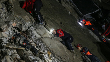 Спасителни екипи издирват оцелели в руините на рухнала от земетресението сграда в окръг Искендерун на провинция Хатай, Турция, 6 февруари 2023 г.