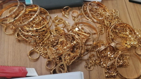 Митническите служители спряха незаконен трафик на златни накити