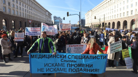 Пети национален протест на медицинските специалисти се провежда днес в София.
