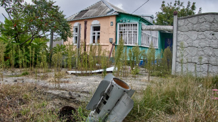 Части от ракета пред къща в село Липци, област Харков, 24 септември 2022 г.
