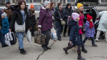 100 бежанци сред които 42 деца от Украйна са официално