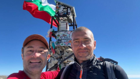 Last November, US Navy Lieutenant Commander James Barlow (L) was hiking on Vihren Peak when he lost his footing and fell more than 200 metres.