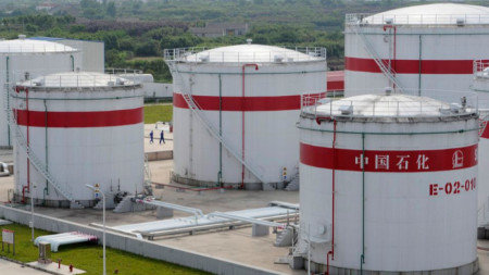 Петролни резервоари в китайското нефтено и газово предприятие Sinopec