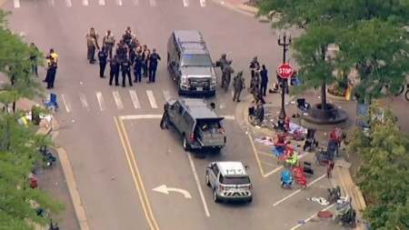 Полицейски автомобили след масова стрелба на парада за 4-ти юли на Хайленд парк