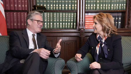 Лидерът на лейбъристите Киър Стармър, вляво, разговаря с бившия депутат от Консервативната партия Натали Елфик в кабинета си в Камарата на общините, Лондон, 8 май 2024 г.