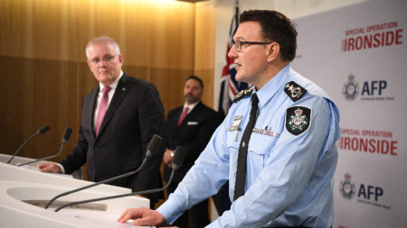 Австралийският премиер Скот Морисън (ляво) даде подробности за акцията с комисар Рийс Кършоу.