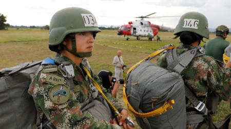 Над 100 колумбийски военни се включиха в издирването на оцелели от катастрофата.