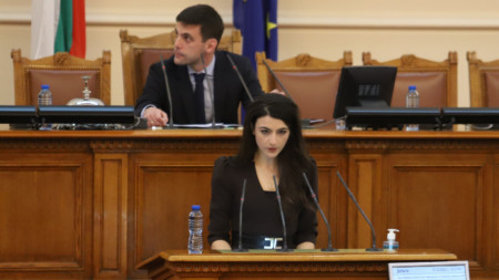 Лена Бориславова на трибуната на НС