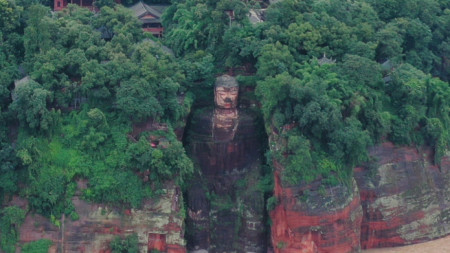 Краката на известната 71-метрова статуя на Буда, издялана в скална стена в Лъшан, се оказаха под вода за първи път от най-малко 70 г.