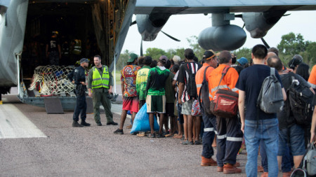 Евакуацията с военнотранспортен самолет C-27J Спартан.
