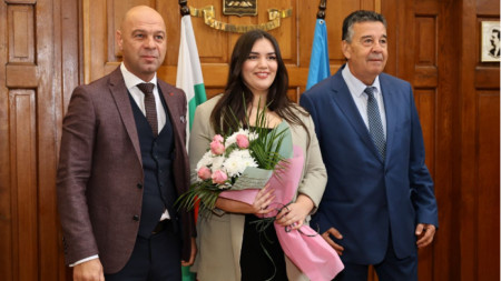 Виктория Радева с кмета Костадин Димитров (влово) и председателят на ОС Атанас Узунов.
