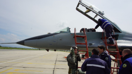 В авиобазата „Граф Игнатиево ще има демонстрации на парашутни войски и авиацията,но закрити за зрители.