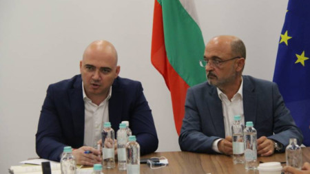 El ministro interino de Turismo, Ilin Dimitrov (a la izquierda) y el ministro interino de Sanidad, Asen Medzhidiev