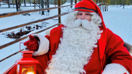 Дядо Коледа в своята шейна 
близо до градчето Рованиеми, считано за негов официален дом