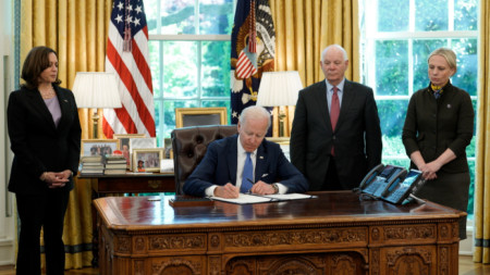 Президентът на САЩ Джо Байдън подписва в Овалния кабинет на Белия дом програмата в помощ на Украйна, която е подобна на тази от времето на Втората световна война. 9 май 2022 г.