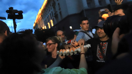 Организаторите на протеста бяха осигурили яйца и домати, които полетяха към МС