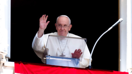 Папа Франциск на прозореца на кабинета си с изглед към площад Свети Петър, 31 юли 2022 г.