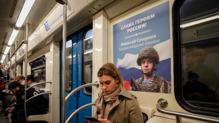 Вагон на метрото, в който е поставен плакат, изобразяващ руски войник, Москва, 13 септември 2022 г.