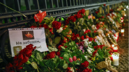 Стихийный мемориал на месте теракта в Красногорске