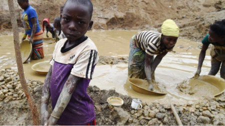 Малки деца работят при тежки условия в кобалтова мина в Демократична република Конго