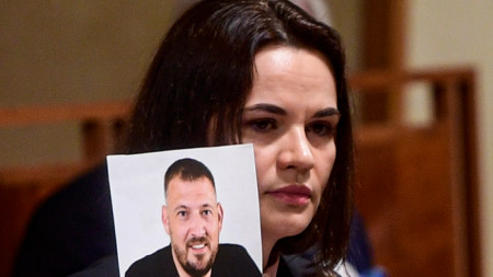 Светлана Тихановска държи снимка на съпруга си Сергей Тихановски, опозиционер и блогър, който беше осъден на 18 години затвор.