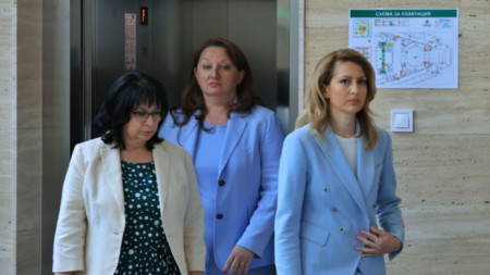 Деница Сачева (в средата), Рая Назарян (вдясно) и Теменужка Петкова (вляво) след проведената среща с ИТН - 18 юни 2024 г.