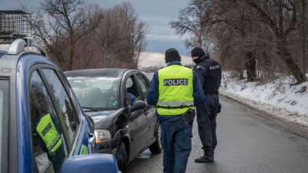 Специализирана операция по линия на криминална и икономическа полиция се провежда на територията на с. Антон, 9 февруари 2022 г.