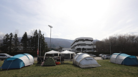 Привърженици на ЦСКА направиха палатков лагер пред сградата на БФС в Бояна, с който дадоха начало на протест срещу сегашното ръководство на футболната  централа.