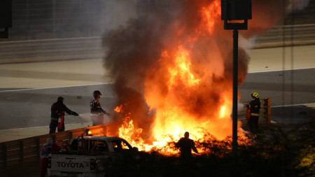 Болидът на Ромен Грожан е в пламъци в Бахрейн.