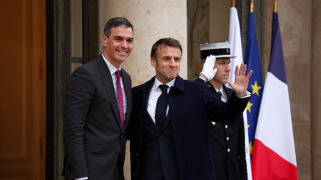 Еманюел Макрон и Педро Санчес преди срещата в Париж