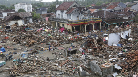 Последици от цунамито в Зондския пролив, разделящ островите Ява и Суматра.