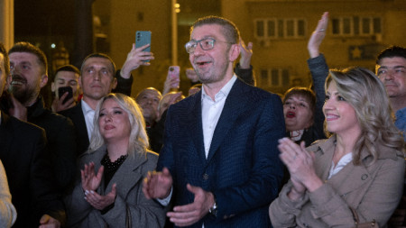 Премиерът и лидер на ВМРО-ДПМНЕ Християн Мицкоски, съпругата му Роза (вдясно) и привърженици приветстват новините за изборната победа.