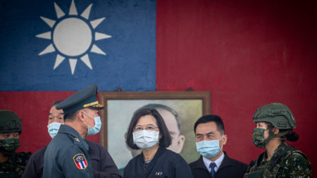 Тайванският президент Цай Ингвен наблюдава военно учение по време на посещението си във военна база в Чиай, Тайван, 6 януари 2023 г.