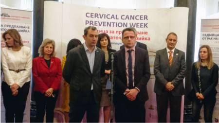 Инициативата подкрепи и представителят на СЗО в България д-р Скендер Сила (вдясно от микрофона)