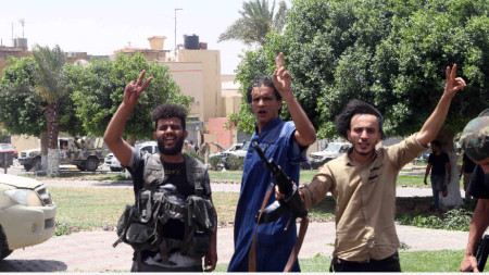 Бойци на международно признатото правителство в Триполи приветстват победа над силите на Хафтар, 5 юни 2020 г.