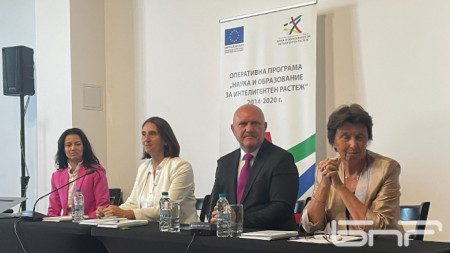 Министърът на образованието проф. Галин Цоков и зам.-министрите Наталия Митева, Мариета Георгиева и Емилия Лазарова (отляво надясно)
