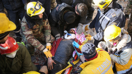 Спасители изваждат спасен мъж от развалините на жилищен блок в град Хатай, 10 февруари 2023 г.