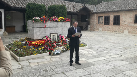 Българският посланик в Северна Македония Ангел Ангелов говори каменния саркофаг с тленните останки на Гоце Делчев в Скопие.