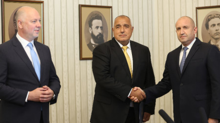 Номинираният за премиер Росен Желязков (вляво), лидерът на ГЕРБ Бойко Борисов и президентът Румен Радев (вдясно) при връчването на първия проучвателен мандат - 1 юли 2024 г.