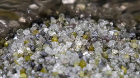 Русия може да закупи все още неопределено количество необработени диаманти