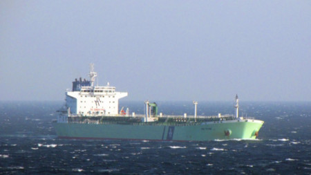 Плаващият под сингапурски флаг танкер BW Rhine  може да превозва 60-80 хил. тона петролни продукти.