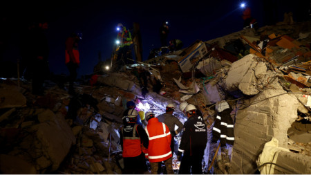 Спасителни екипи и местни хора издирват оцелелели в развалините на жилищна сграда в Адъяман, Югоизточна Турция, 12 февруари 2023 г.