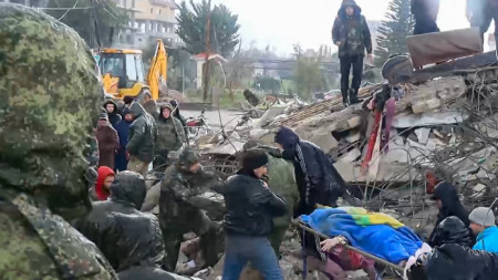 Сирийски и руски военнослужещи помагат за търсене на жертви и оцелели в срутила се сграда след земетресението в Латакия, Сирия, 7 февруари 2023 г.,